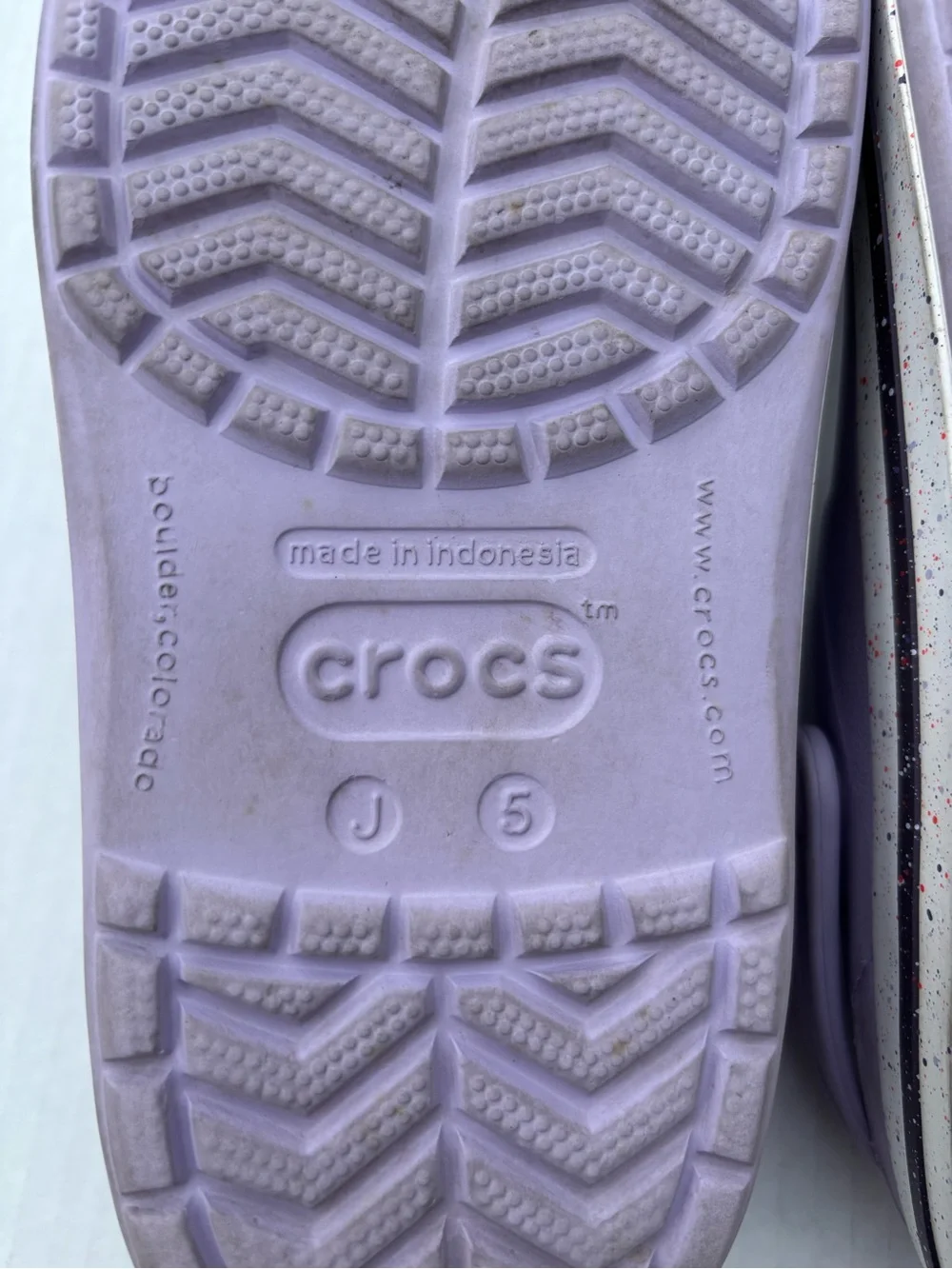 CROCS Kids Classic Clog in Lavender with Speckled White Sole size J5
